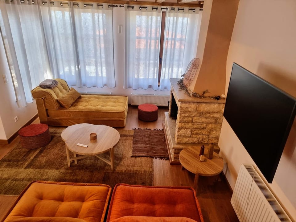 TV and multimedia, Living room, Seating area, Evening entertainment