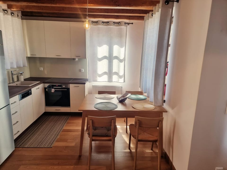 Kitchen or kitchenette, Dining area, oven, stove