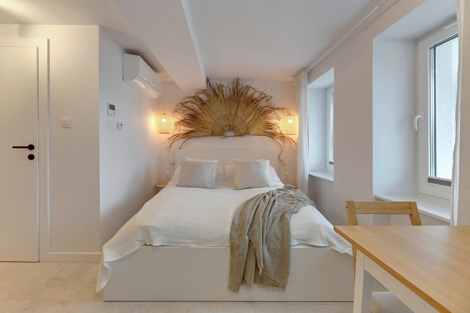 Bed, Photo of the whole room, Decorative detail, Bedroom, Area and facilities, air conditioner