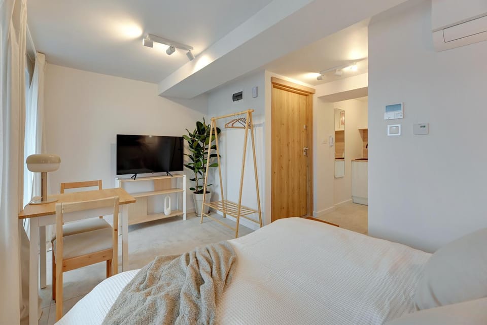 Bed, TV and multimedia, Photo of the whole room, Decorative detail, Bedroom, Area and facilities
