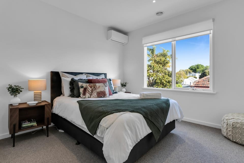 Bed, Bedroom, towels, towels