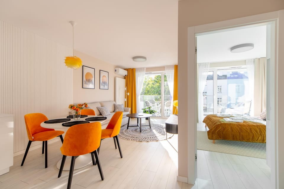 Bed, Living room, Photo of the whole room, Seating area, Dining area