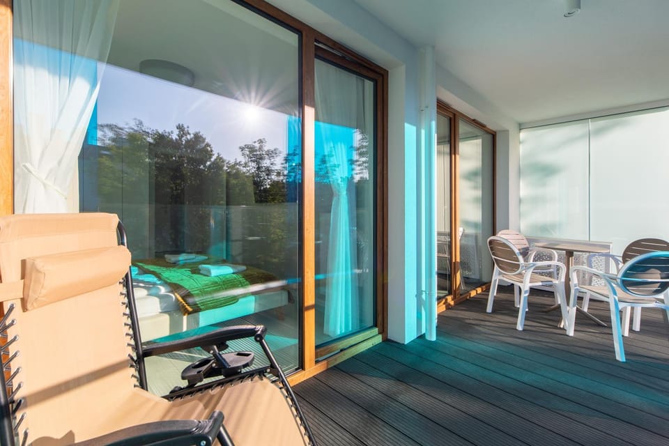 Balcony/Terrace, sunbed