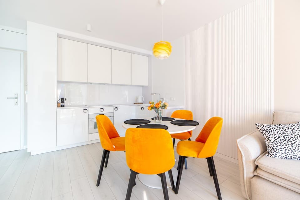 Kitchen or kitchenette, Living room, Seating area, Dining area