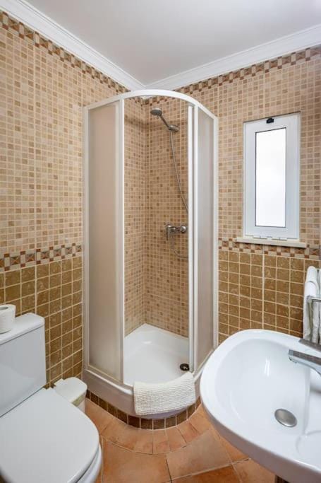 7+1 BEDROOM PRIVATE VILLA, HEATED POOL, GAMES, BBQ Villa in Olhos de Água