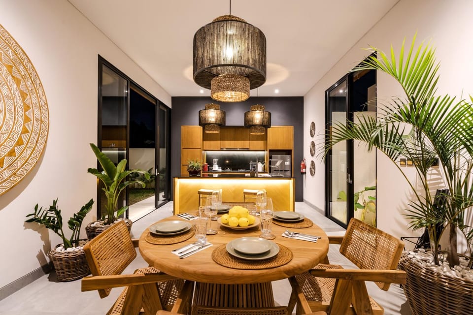 Coffee/tea facilities, Kitchen or kitchenette, Seating area, Dining area