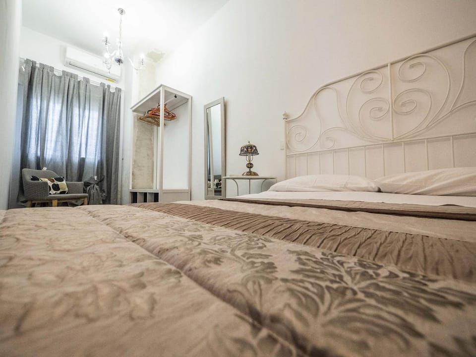 Bed, Other, Decorative detail