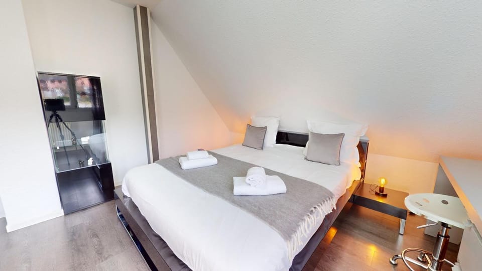 Bed, TV and multimedia, Photo of the whole room, Bedroom, towels