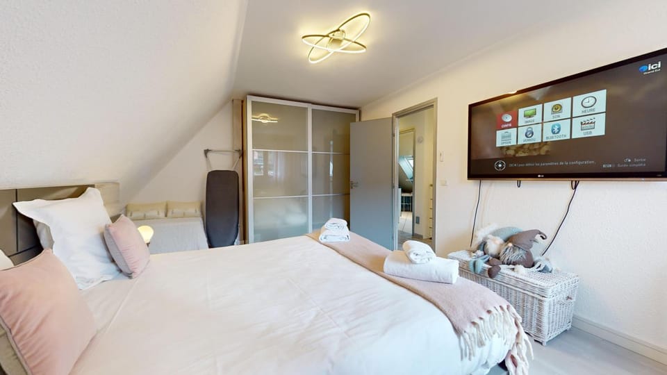 Bed, TV and multimedia, Photo of the whole room, Bedroom, wardrobe