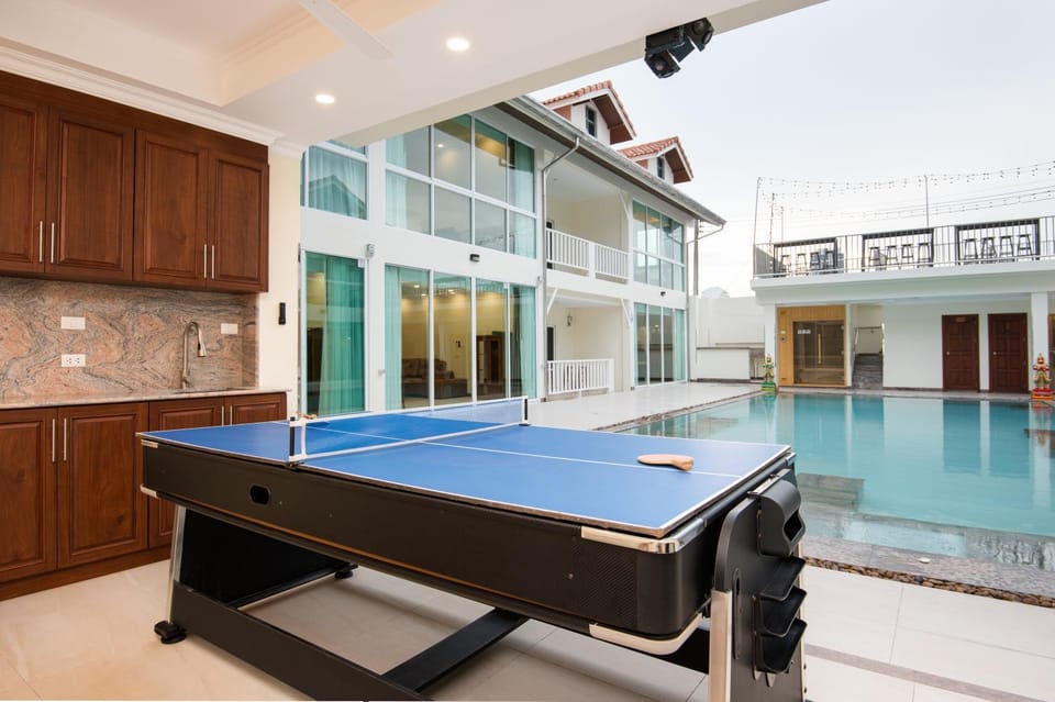Communal kitchen, Pool view, Swimming pool