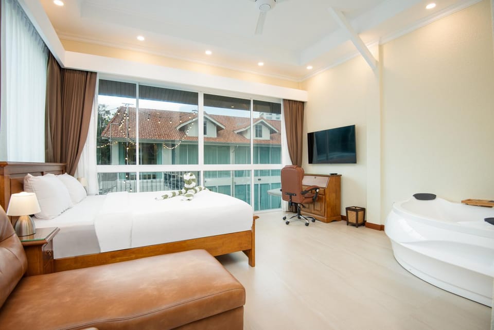 Hot Tub, Bedroom