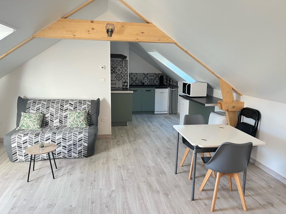Kitchen or kitchenette, Dining area, minibar