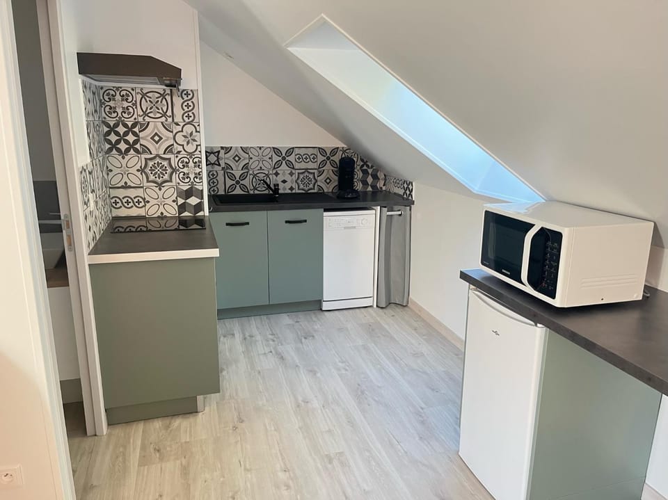 Kitchen or kitchenette, minibar