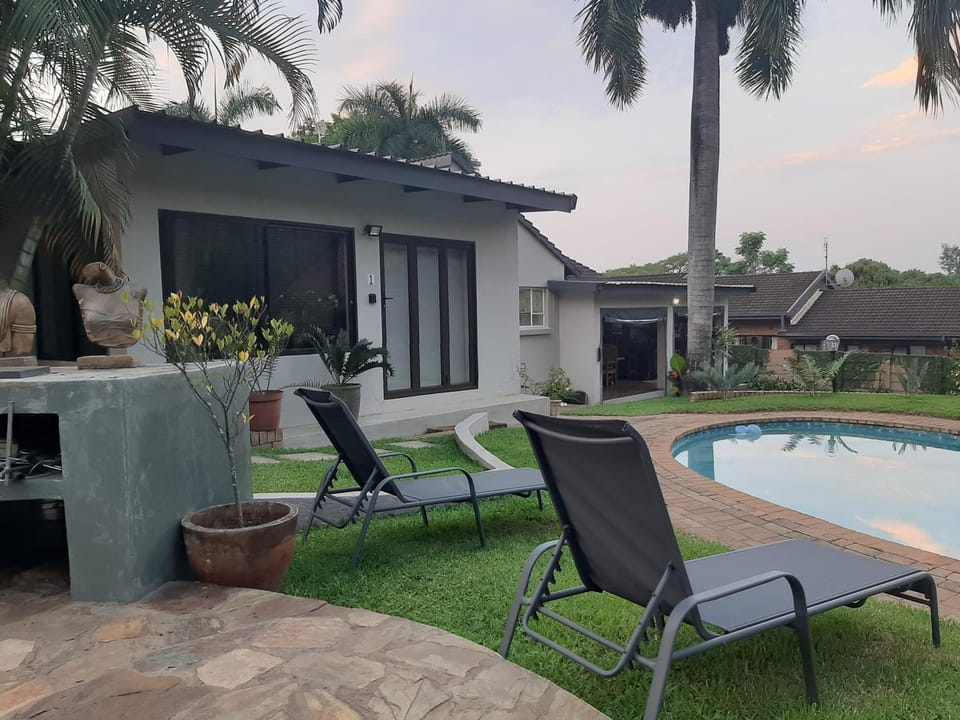 Garden view, Pool view, Swimming pool, sunbed