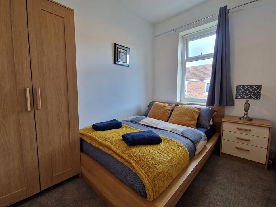 Bed, Bedroom, towels, wardrobe