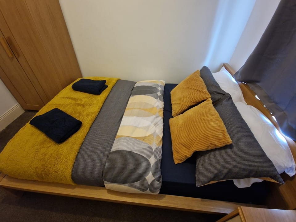 Bed, Bedroom, towels