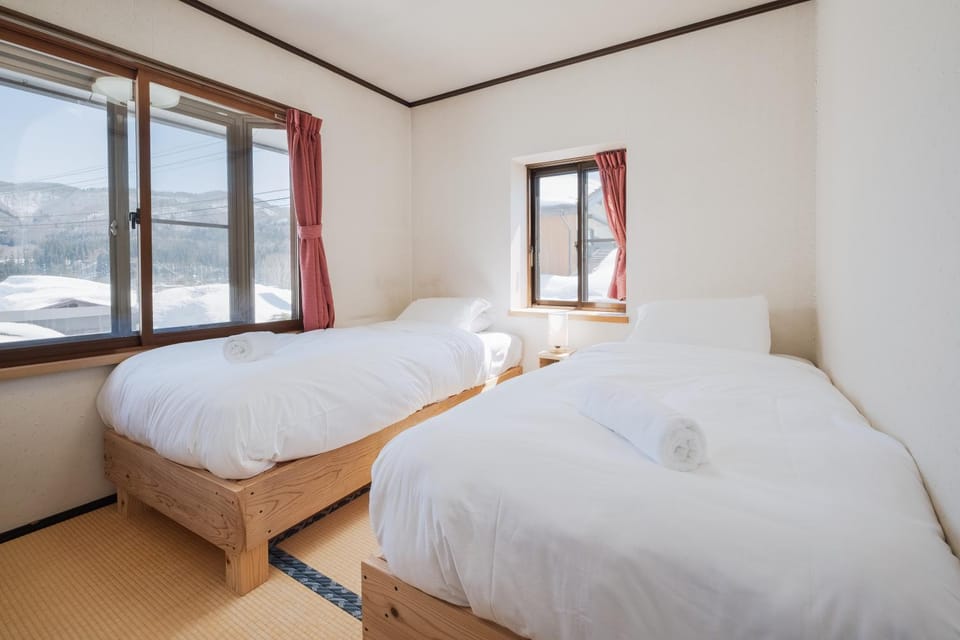 Bed, Natural landscape, Photo of the whole room, Bedroom