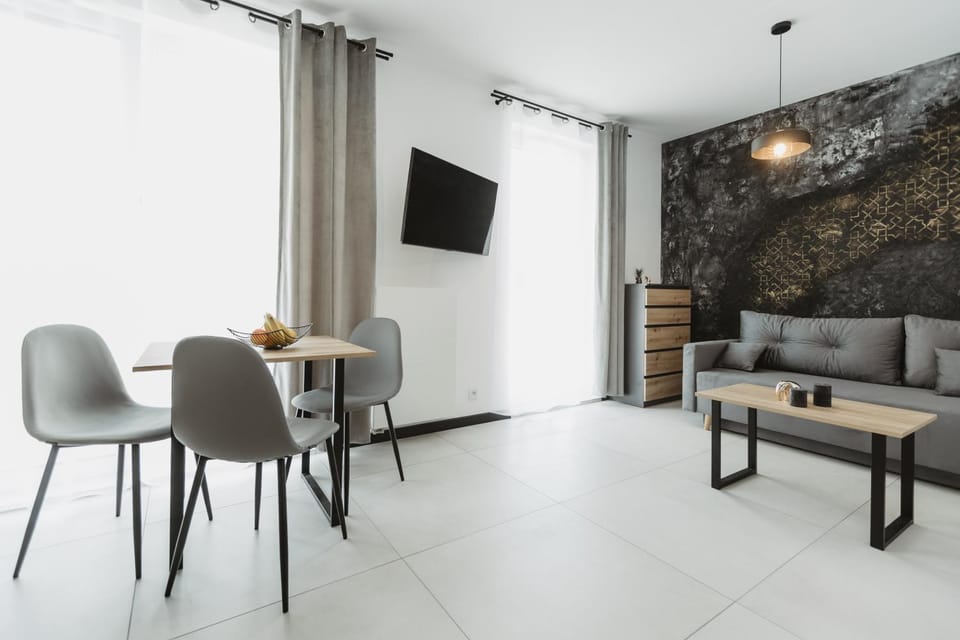 Communal lounge/ TV room, TV and multimedia, Living room, Seating area, Dining area, Evening entertainment