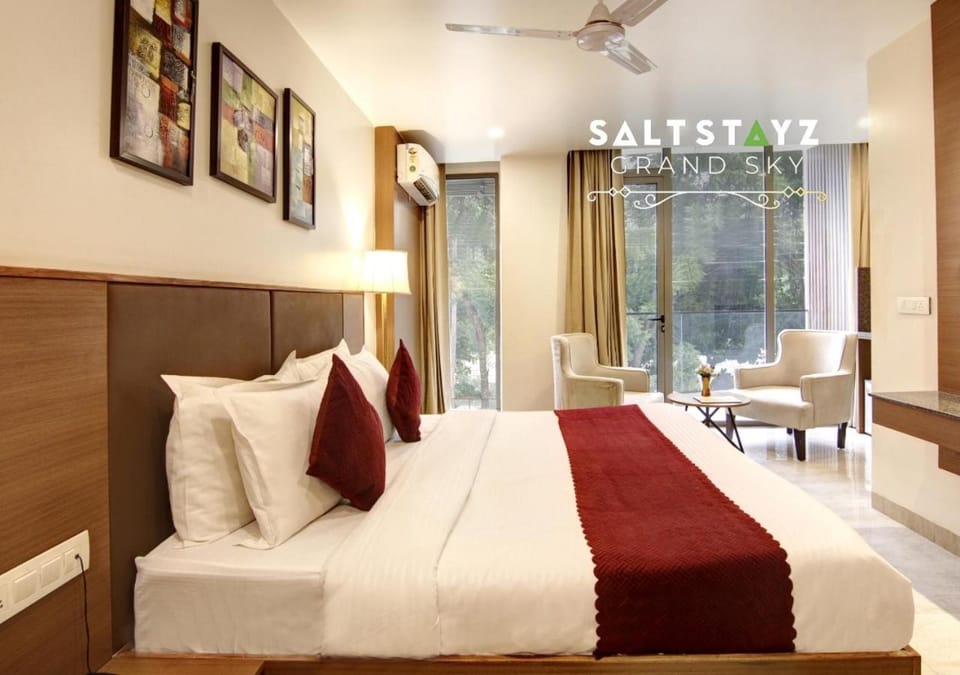 Bed, Property logo or sign, Balcony/Terrace, Photo of the whole room, Decorative detail, Seating area, Bedroom, City view, air conditioner