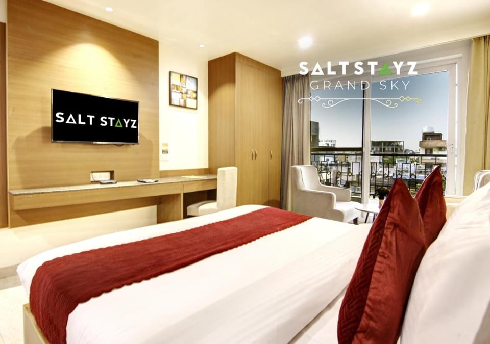 Bed, Property logo or sign, TV and multimedia, Balcony/Terrace, Photo of the whole room, Decorative detail, Bedroom, City view, wardrobe
