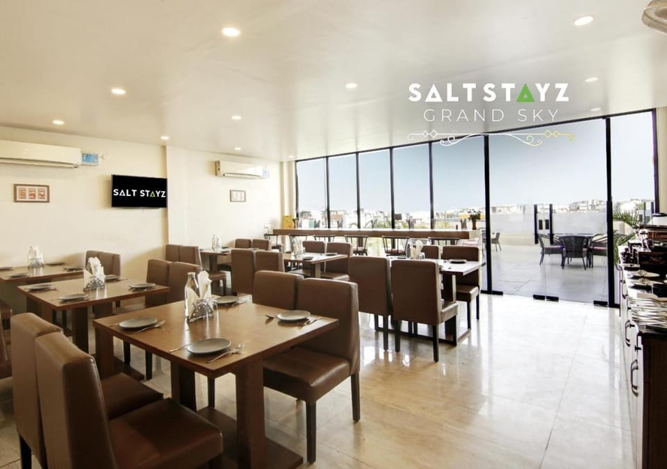 Restaurant/places to eat, TV and multimedia, Seating area, Dining area, Logo/Certificate/Sign, air conditioner