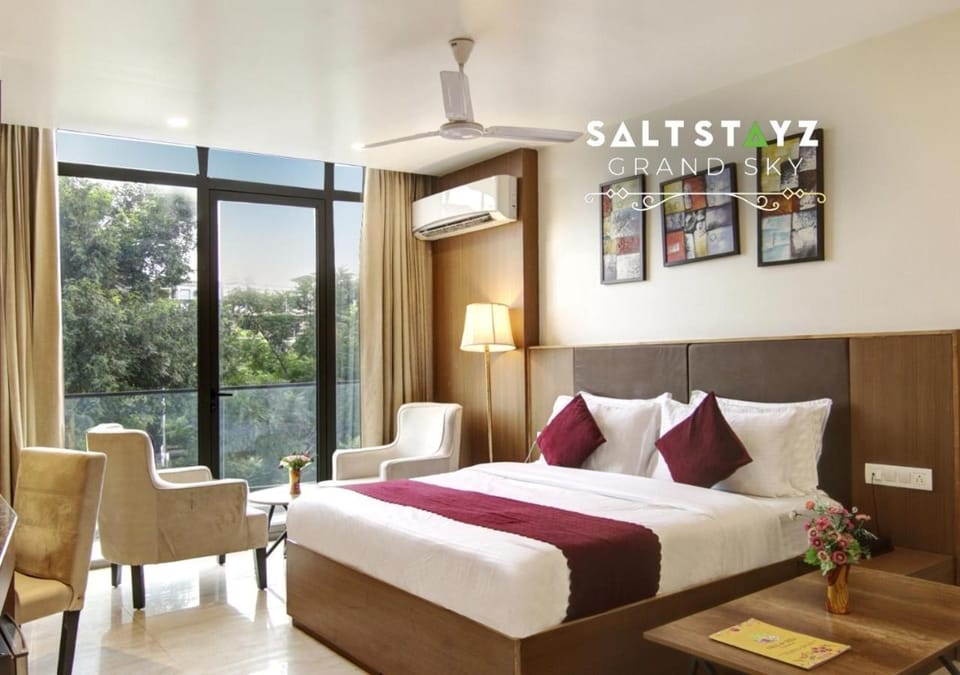 Bed, Property logo or sign, Balcony/Terrace, Photo of the whole room, Decorative detail, Seating area, Bedroom, air conditioner
