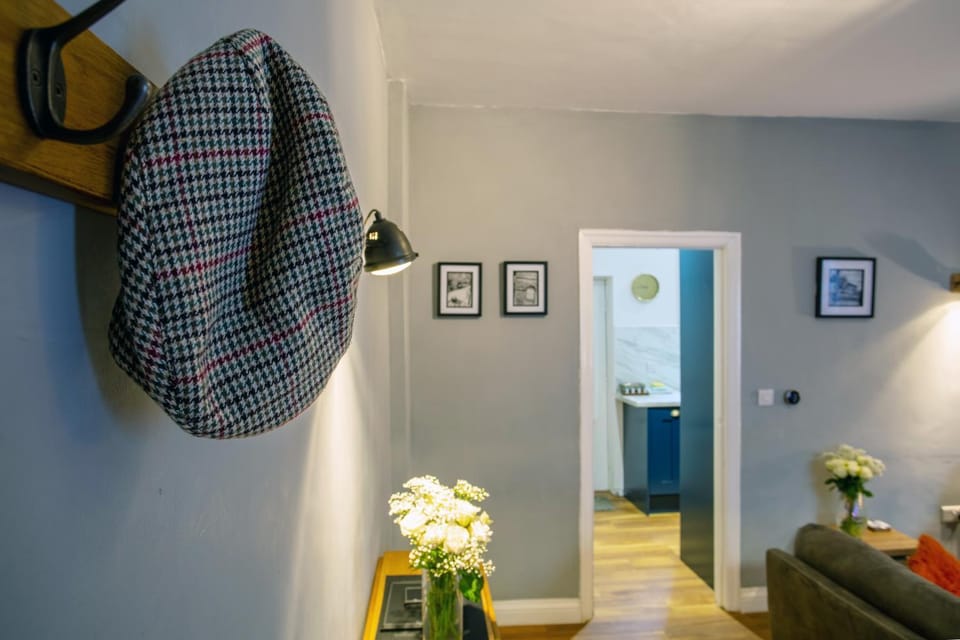 Cosy 2-Bed Cottage in a World Heritage Village House in Bradford