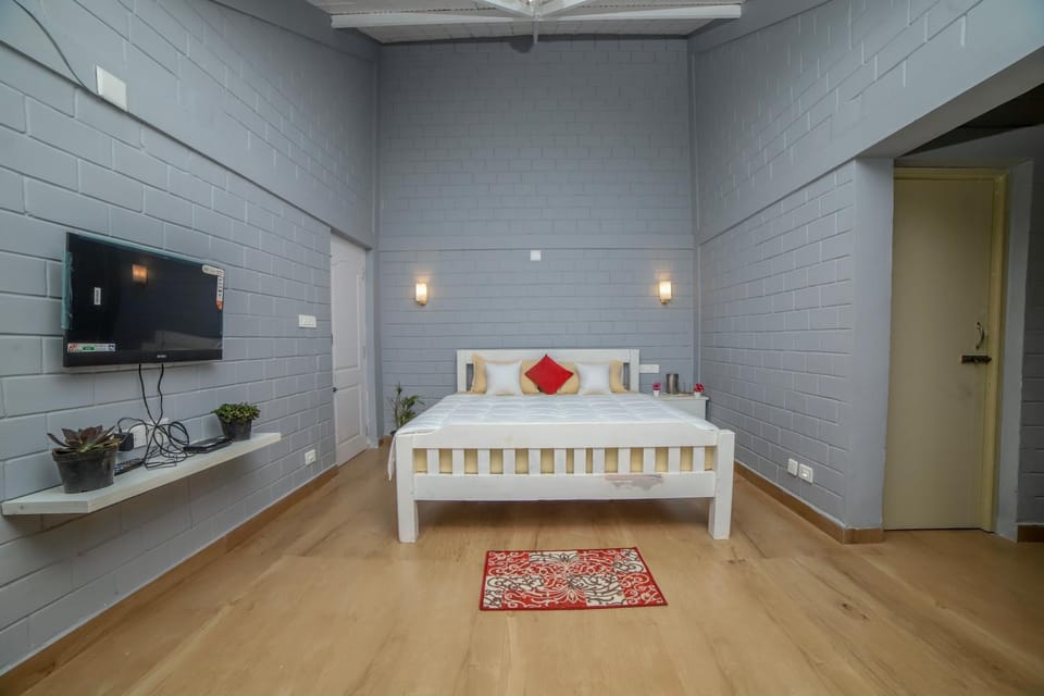 Bed, TV and multimedia, Bedroom