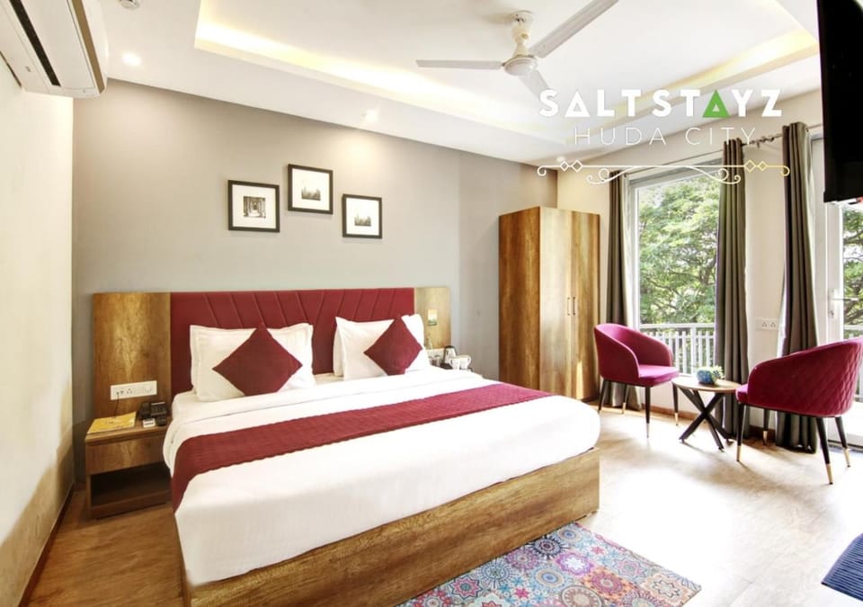 Bed, Property logo or sign, TV and multimedia, Balcony/Terrace, Photo of the whole room, Decorative detail, Seating area, Bedroom, City view, wardrobe, air conditioner