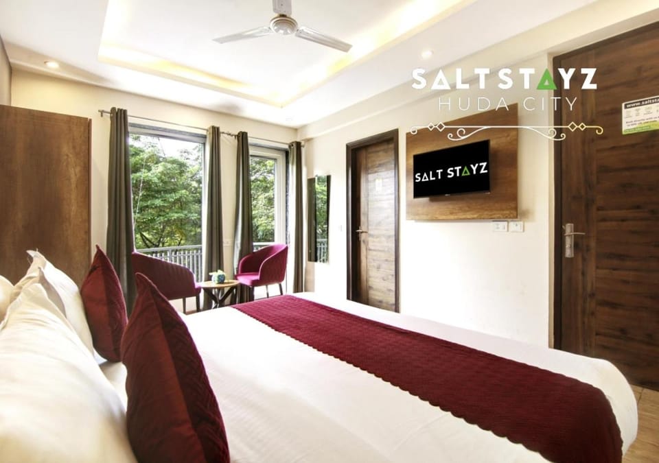 Bed, TV and multimedia, Balcony/Terrace, Photo of the whole room, Seating area, Bedroom, Text overlay, City view, wardrobe, air conditioner