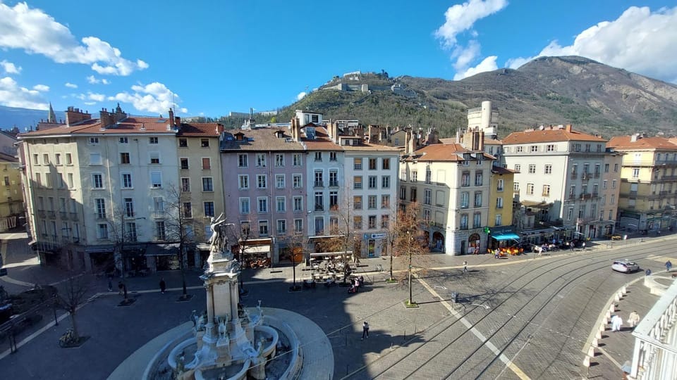 Hyper centre de Grenoble, esprit industriel - fibre Apartment in Grenoble