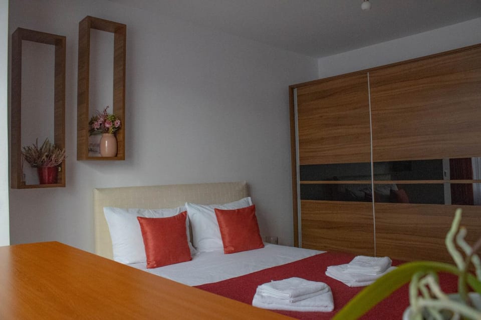 Bed, Bedroom, towels, wardrobe