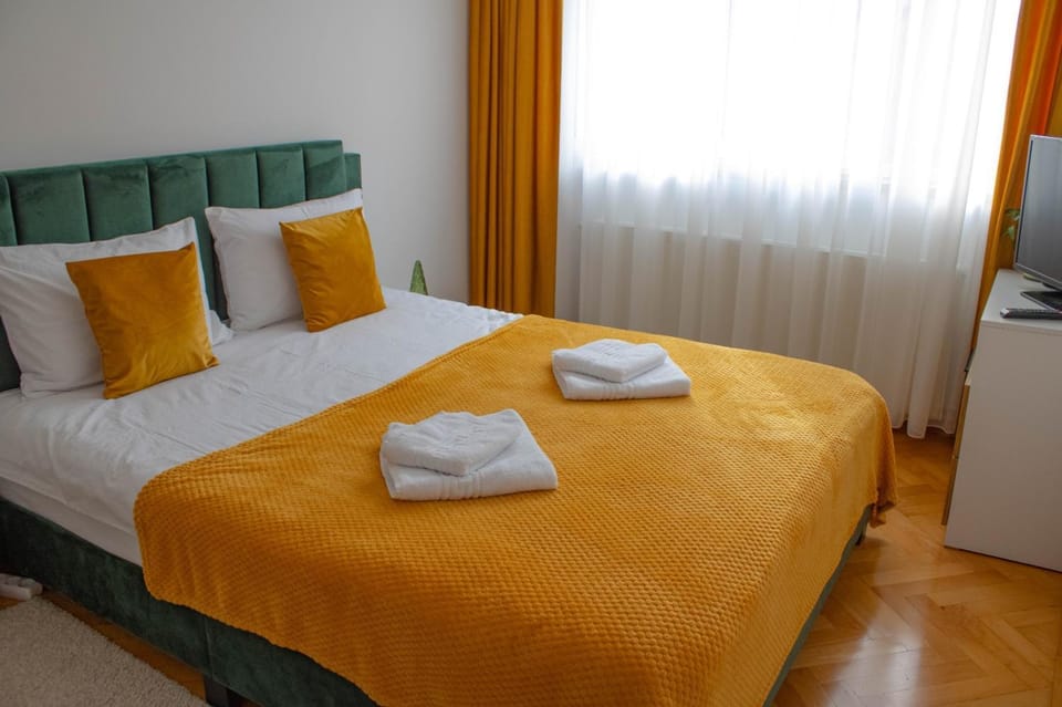 Bed, Photo of the whole room, Bedroom, towels