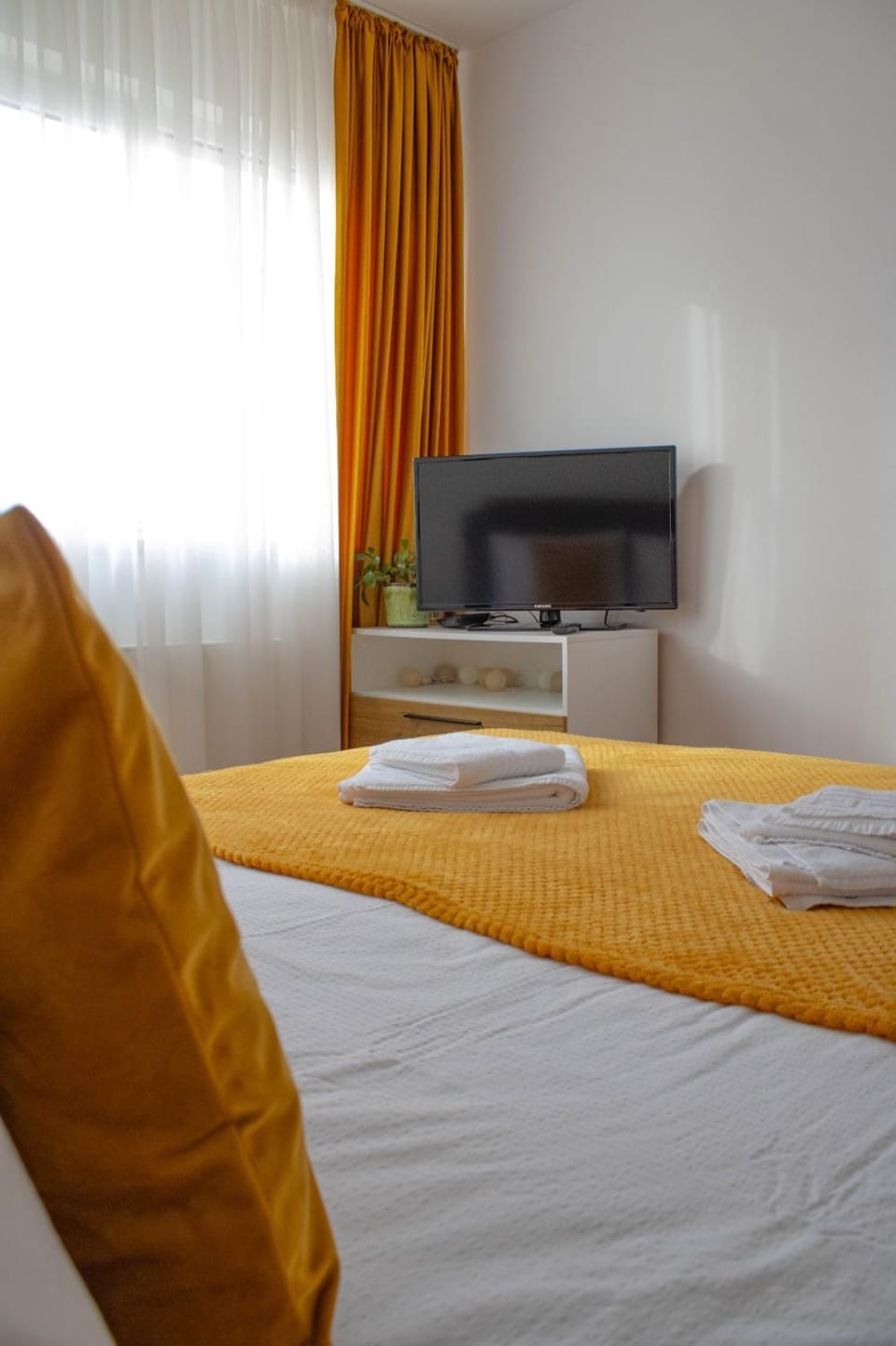 Bed, TV and multimedia, Photo of the whole room, Bedroom, towels