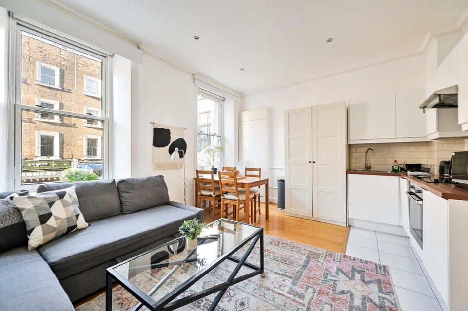Kitchen or kitchenette, Seating area, Dining area
