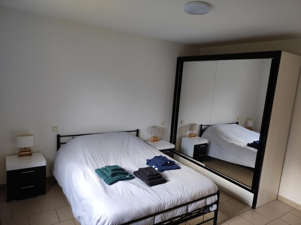 Photo of the whole room, Bedroom, wardrobe