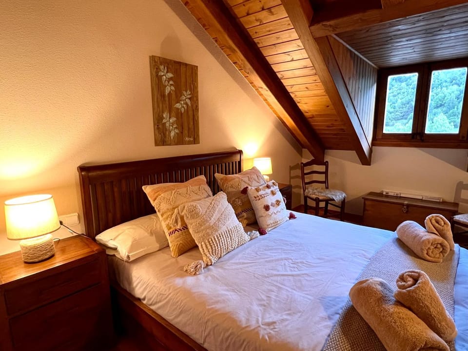 Bed, Photo of the whole room, Bedroom, towels