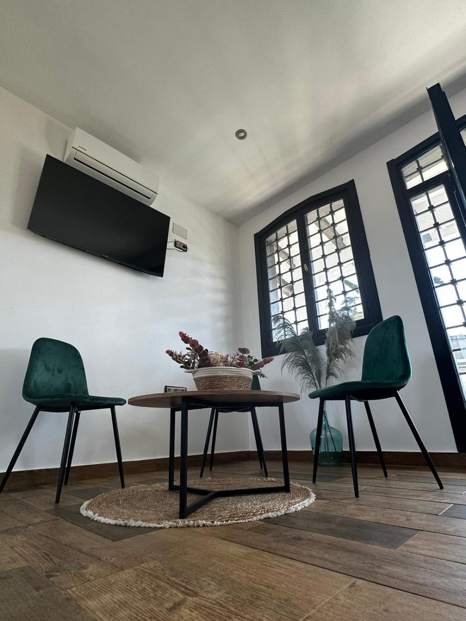 TV and multimedia, Living room, Seating area, air conditioner