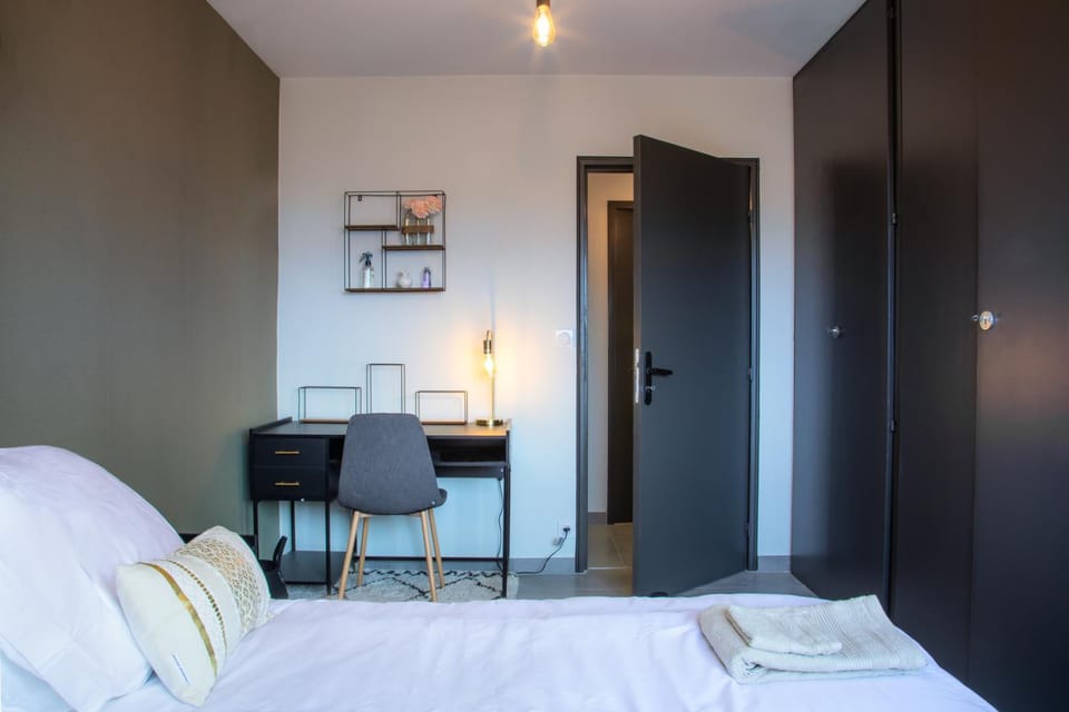 Bed, Seating area, Bedroom