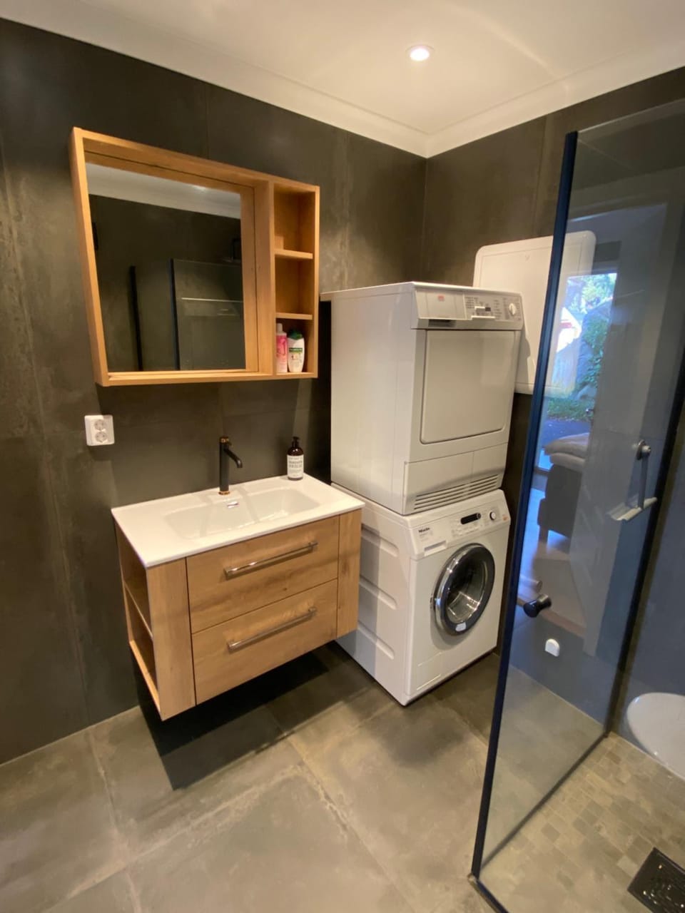 Shower, Bathroom, washing machine, dryer