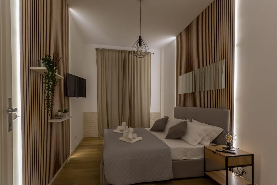 Bed, TV and multimedia, Photo of the whole room, Bedroom, towels