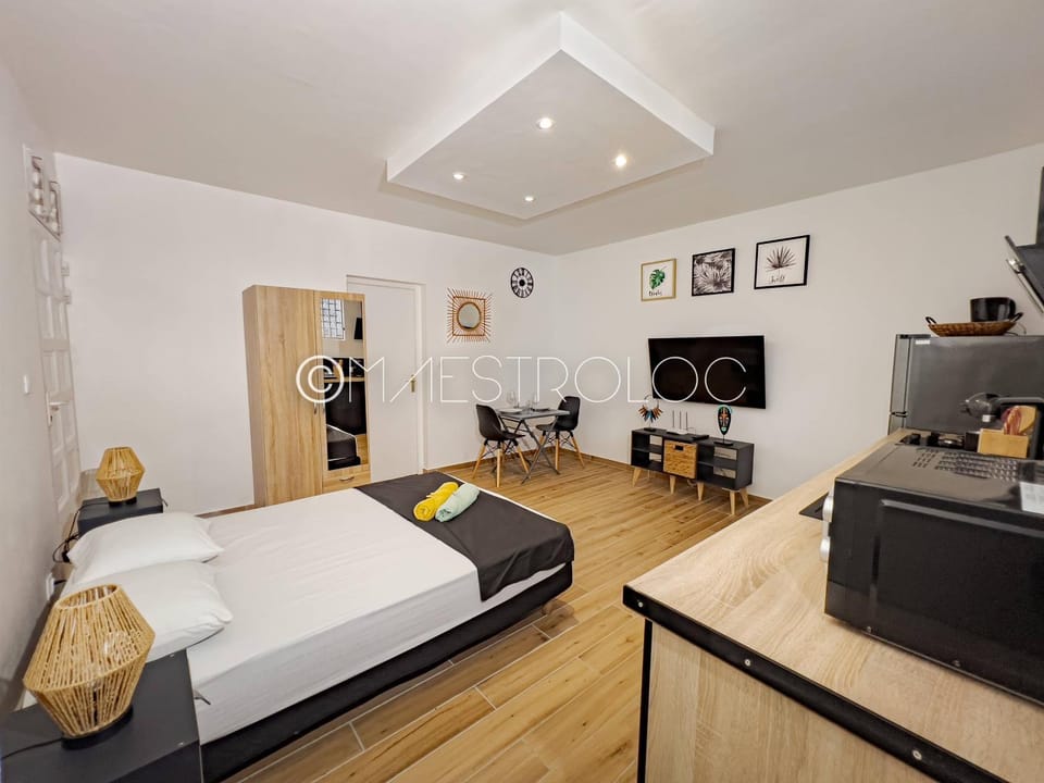 Communal lounge/ TV room, Bed, TV and multimedia, Living room, Photo of the whole room, Seating area, Bedroom