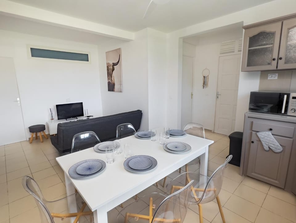 TV and multimedia, Living room, Seating area, Dining area