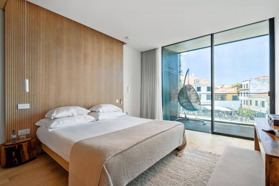 Bedroom, City view