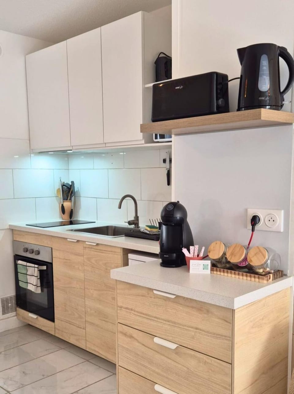 Coffee/tea facilities, dishwasher, stove, toaster