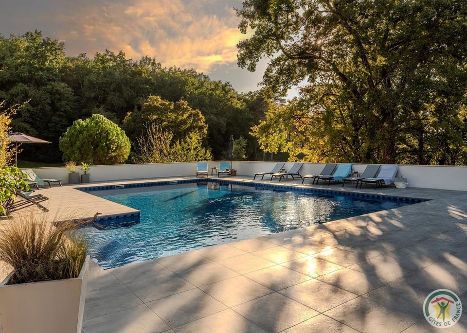 Swimming pool, sunbed