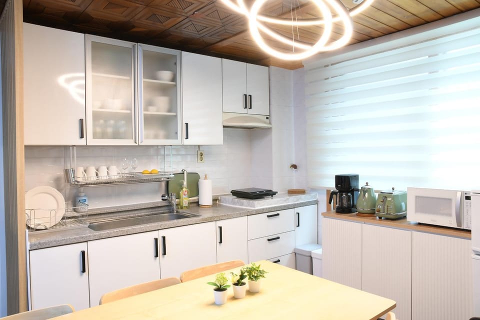 Kitchen or kitchenette, minibar, stove, toaster