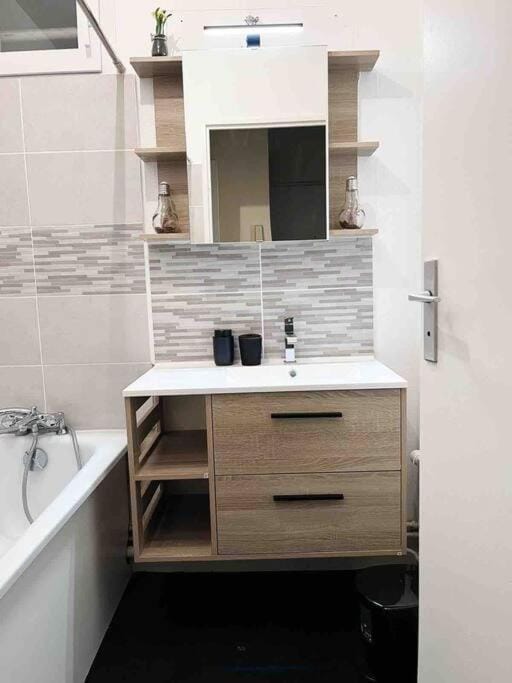 Logement entier chambre+salon + jardin & terrasse Apartment in Île-de-France