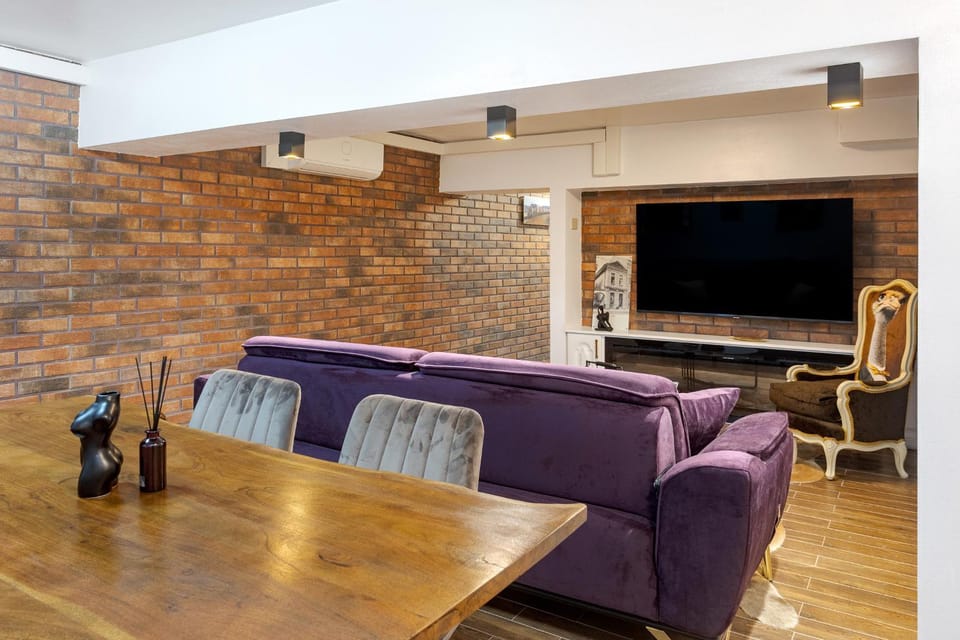TV and multimedia, Living room, Seating area, Evening entertainment