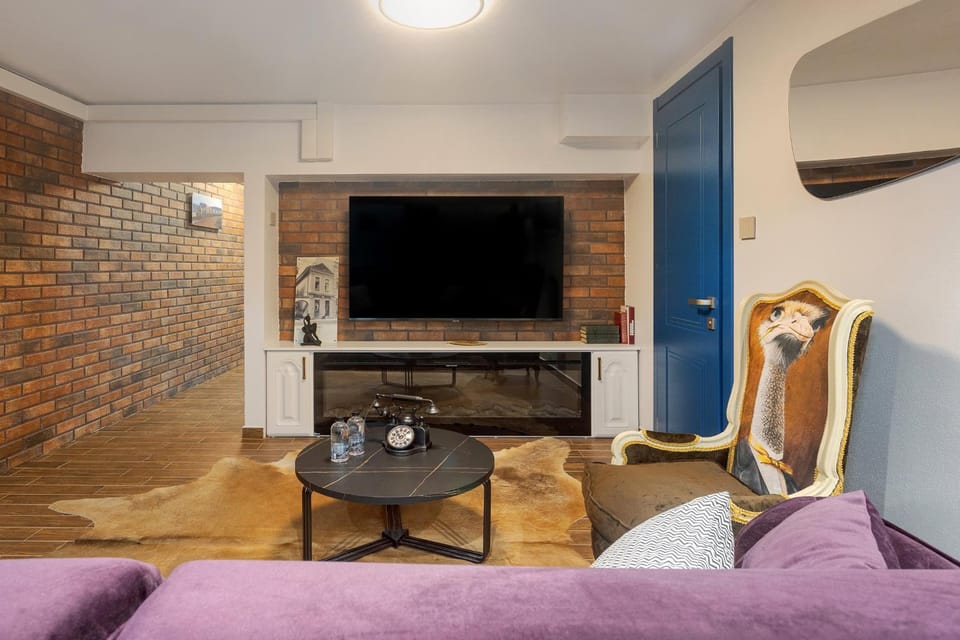 TV and multimedia, Seating area, air conditioner